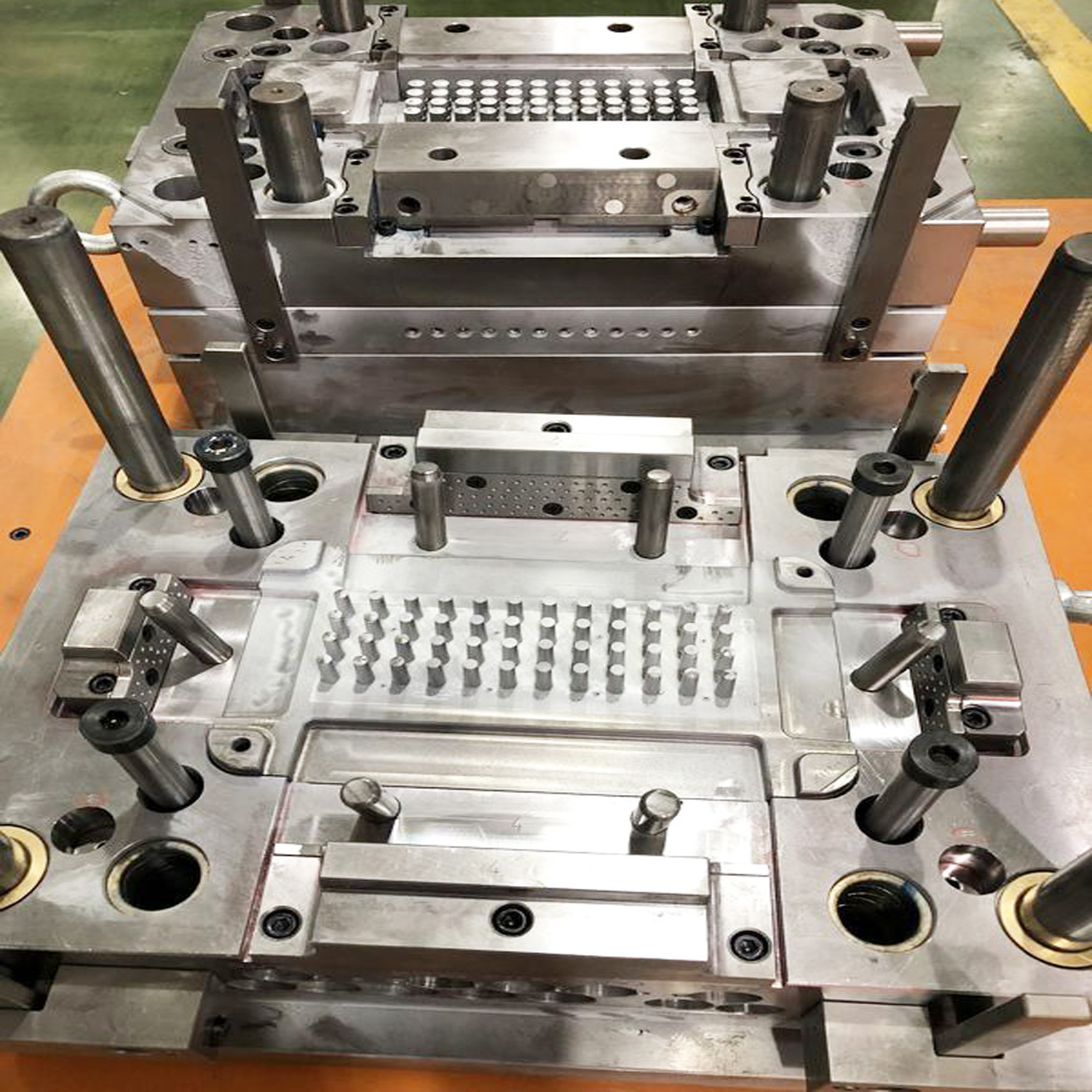 Customized Half-Million Times Class Plastic Injection Mold with 3D Texture
